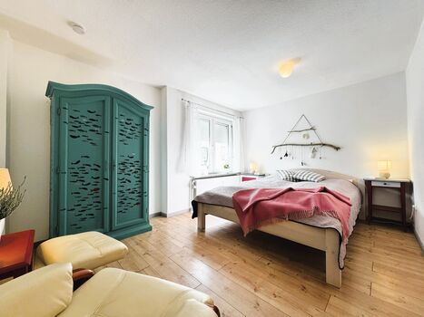 Schlafzimmer mit Doppelbett und Kleiderschrank