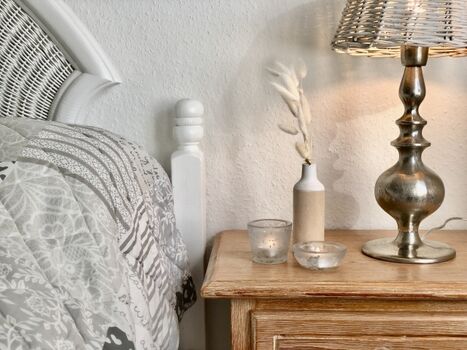 Schlafzimmer mit Doppelbett (180 x 200 cm), TV und Kleiderschrank