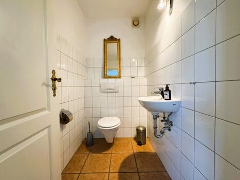 Separates Gäste-WC mit Waschbecken