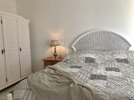 Schlafzimmer mit Doppelbett (180 x 200 cm), TV und Kleiderschrank