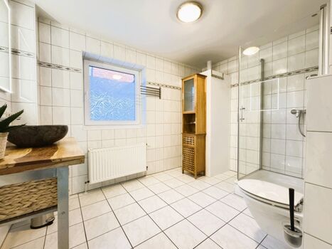 Bad (neben dem Schlafzimmer) mit geräumiger Dusche, WC, Tageslichtfenster