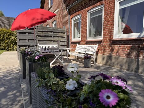 Die neue Terrasse vor dem Haus (Südausrichtung)