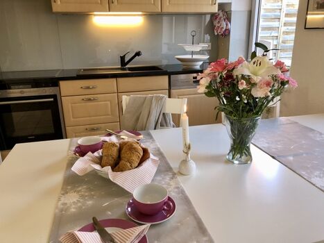 Die Küche ist umfangreich und praktisch ausgestattet