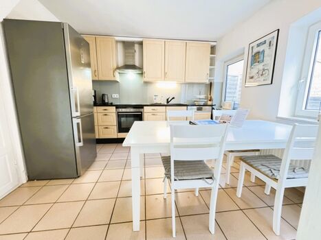 Küche mit Spülmaschine, Kühl-Gefrier-Kombi und umfangreicher Ausstattung