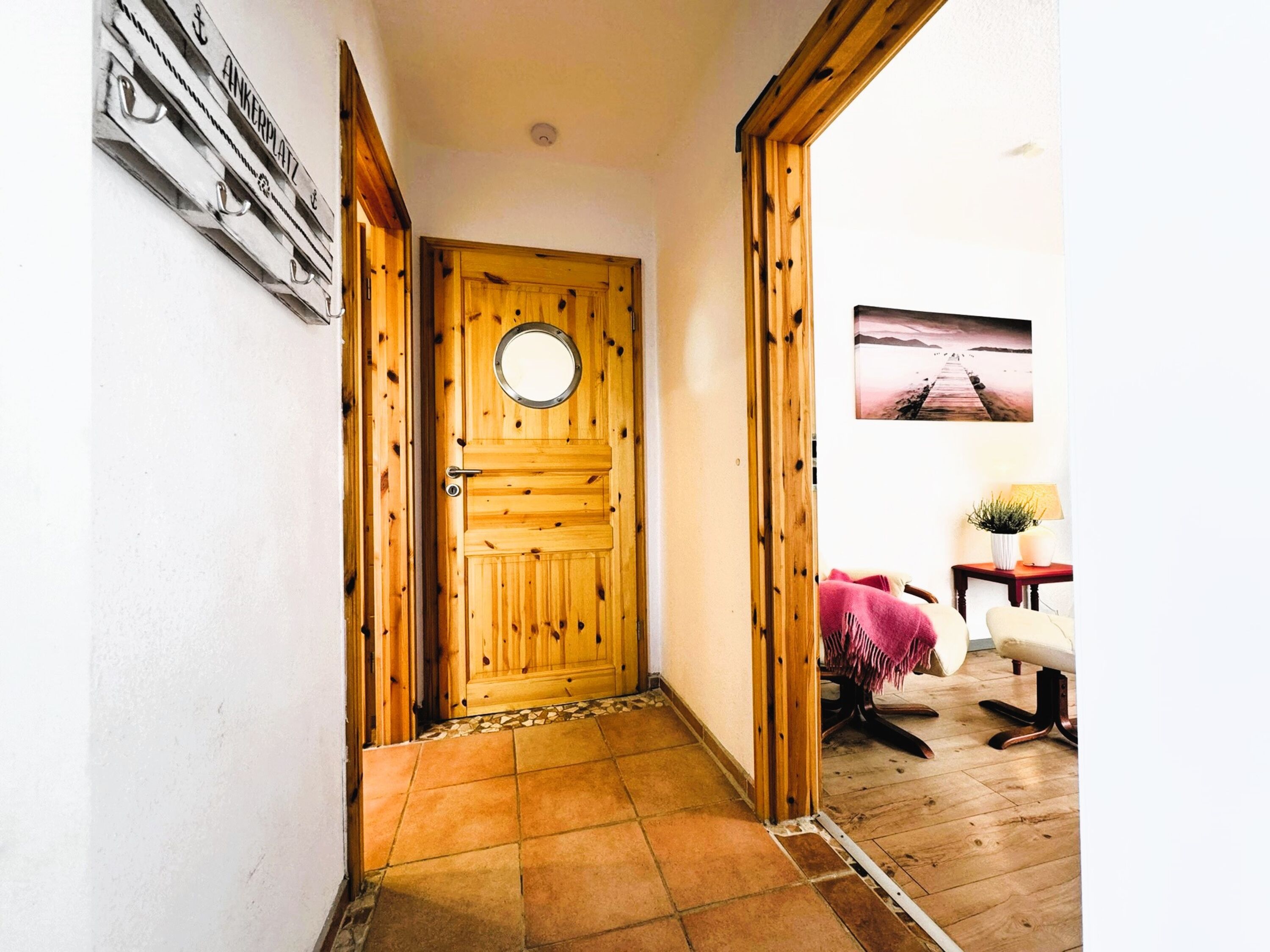 Kleiner Flur (links Bad, rechts Schlafzimmer, geradeaus Wohnbereich)