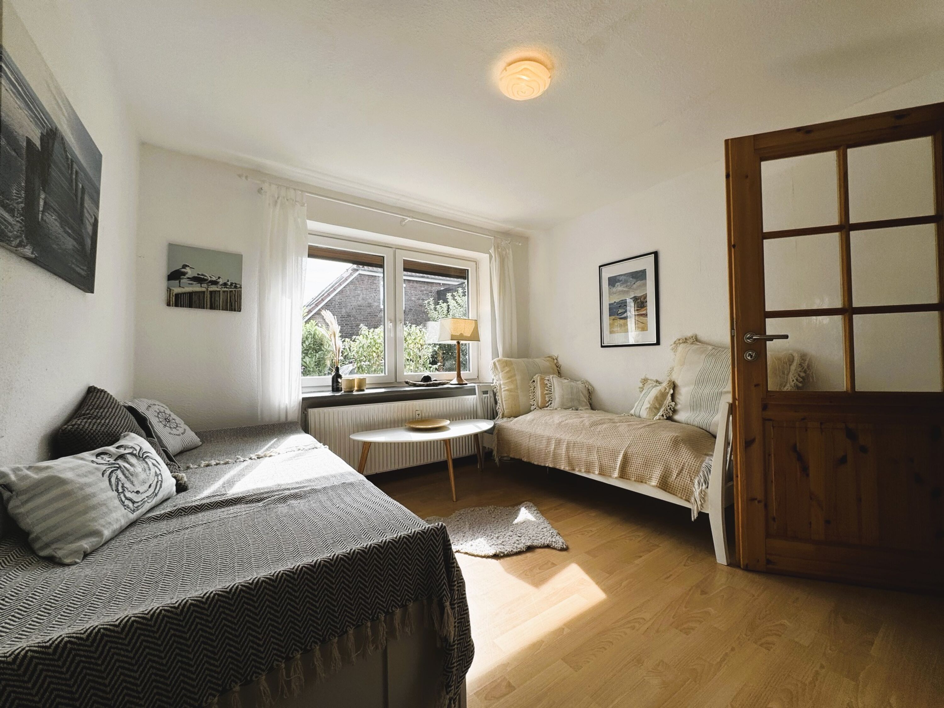 Schlafzimmer mit zwei Einzelbetten, davon eins ausziehbar