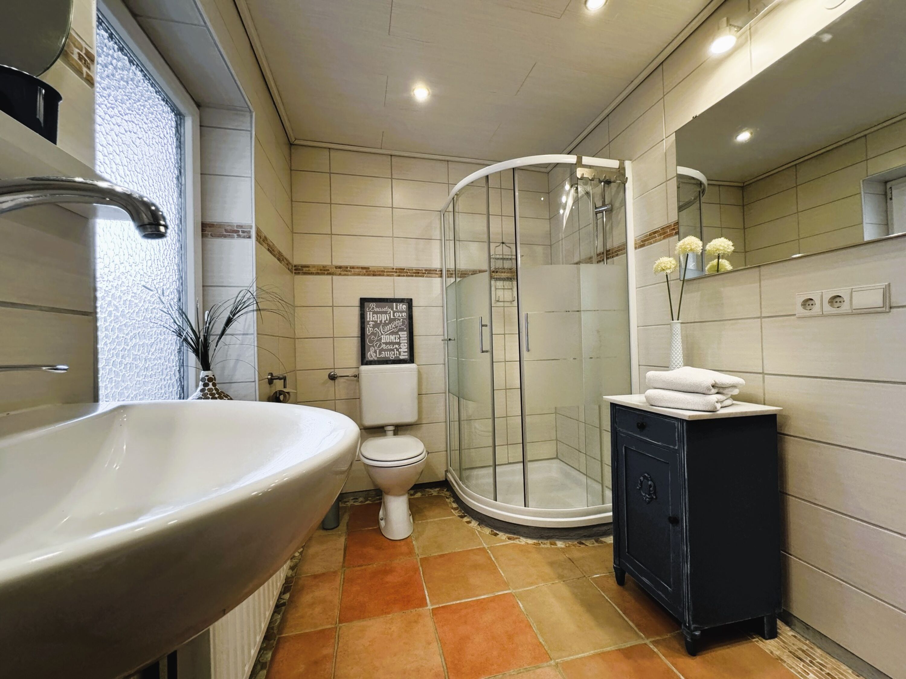 Bad mit Dusche, WC, Fenster, Waschbecken, Föhn