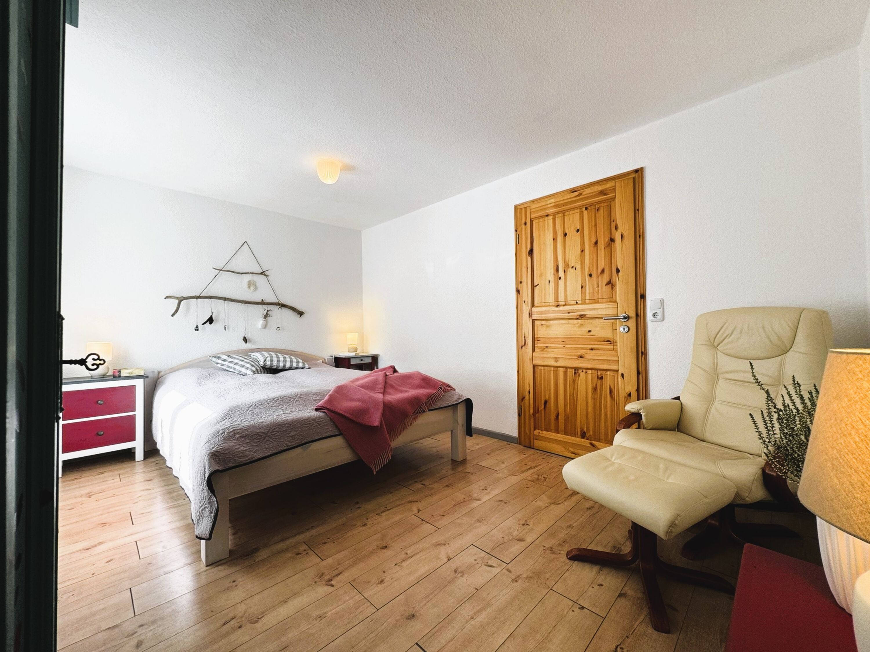 Schlafzimmer mit Doppelbett und Kleiderschrank