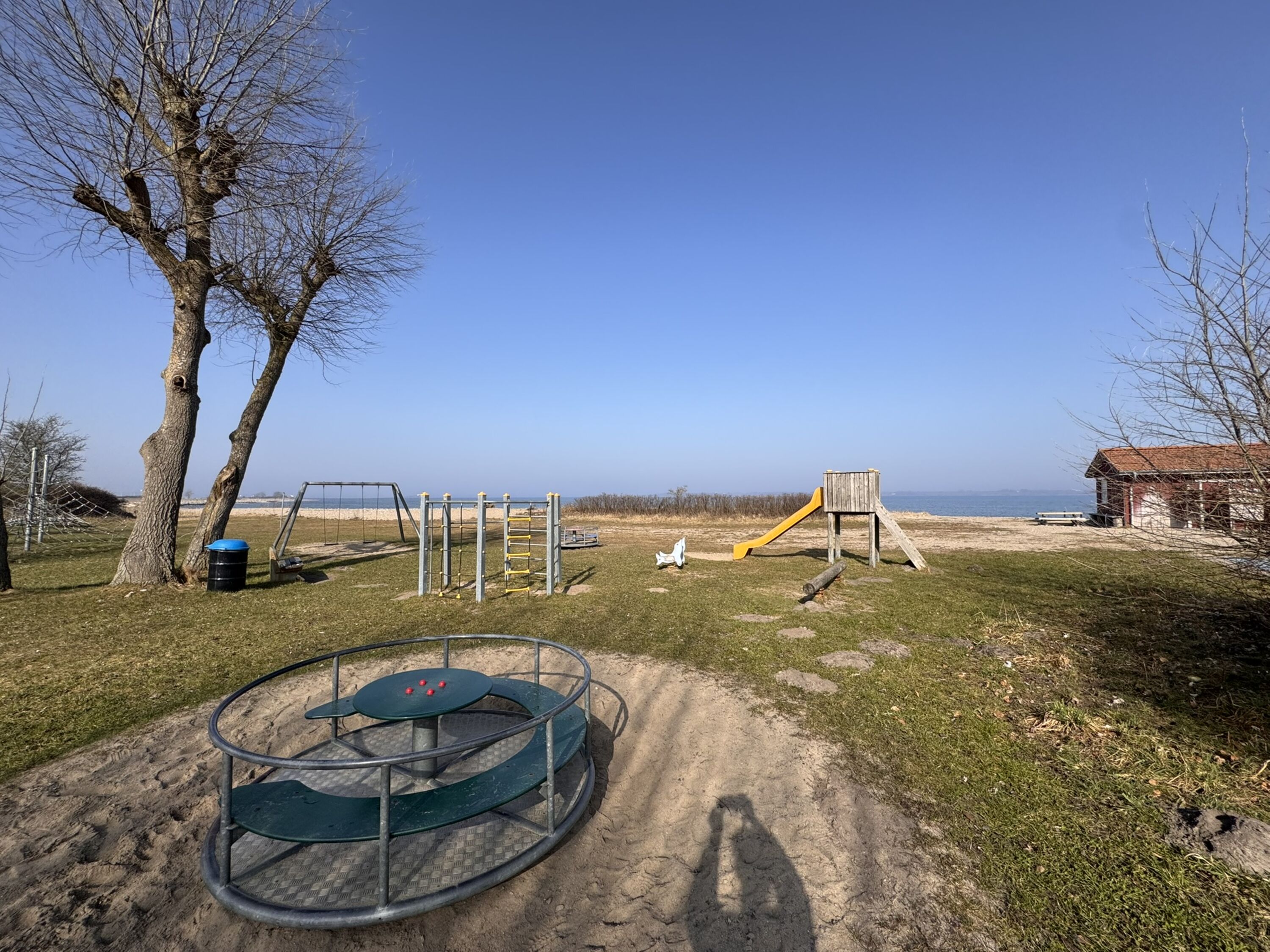 Spielplatz am Strand von Westerholz, ca. 500 m entfernt mit DLRG im Sommer