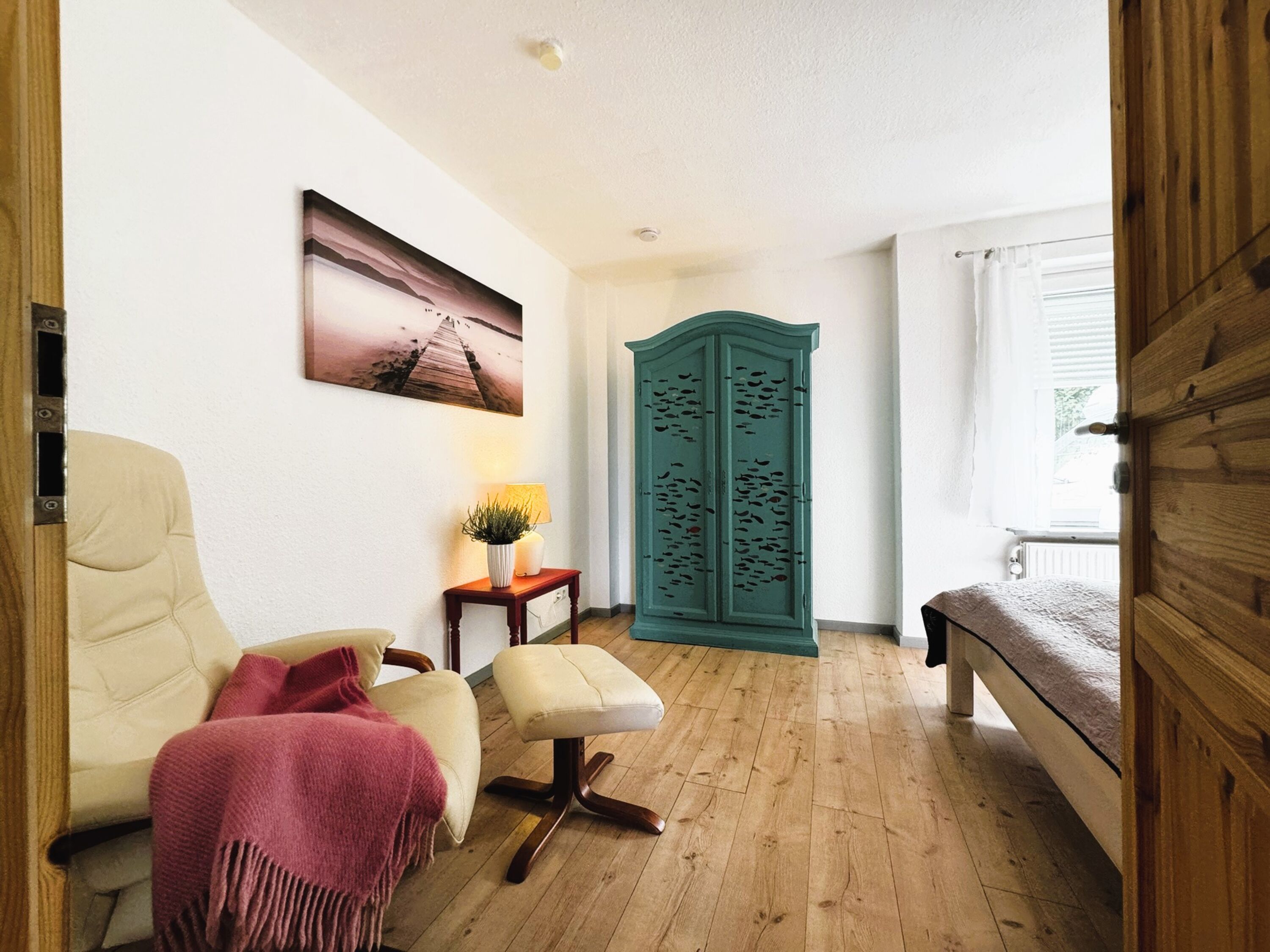 Schlafzimmer mit Doppelbett und Kleiderschrank