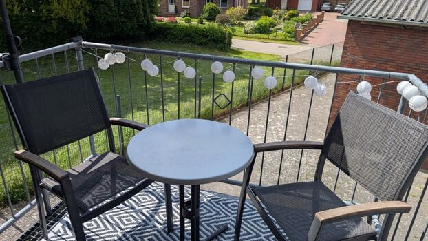 Kleiner Balkon vorm Eingangsbereich