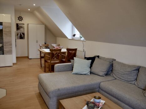 Wohn- und Essbereich mit Kleiderschrank