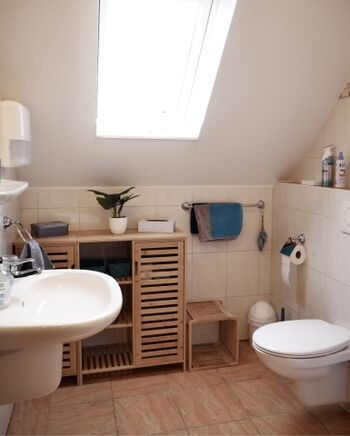 Helles Badezimmer mit Fußbodenheizung