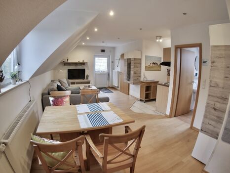 Wohn- und Essbereich mit Blick auf alle Zimmer und Eingang