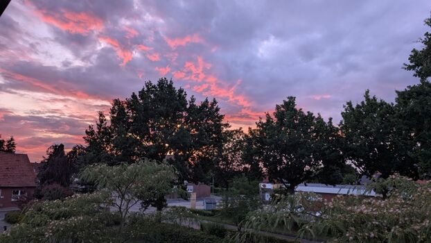 Abendstimmung über den Dächern von Niederlangen.