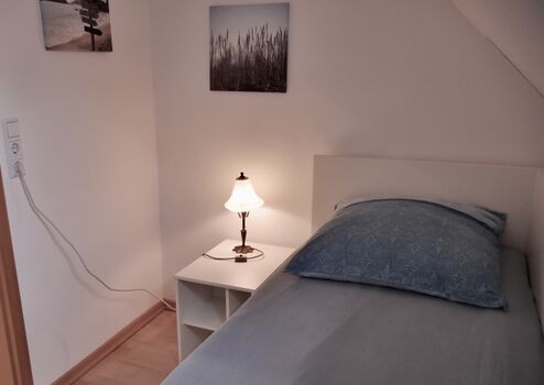 Behagliches Schlafzimmer mit Einzelbett