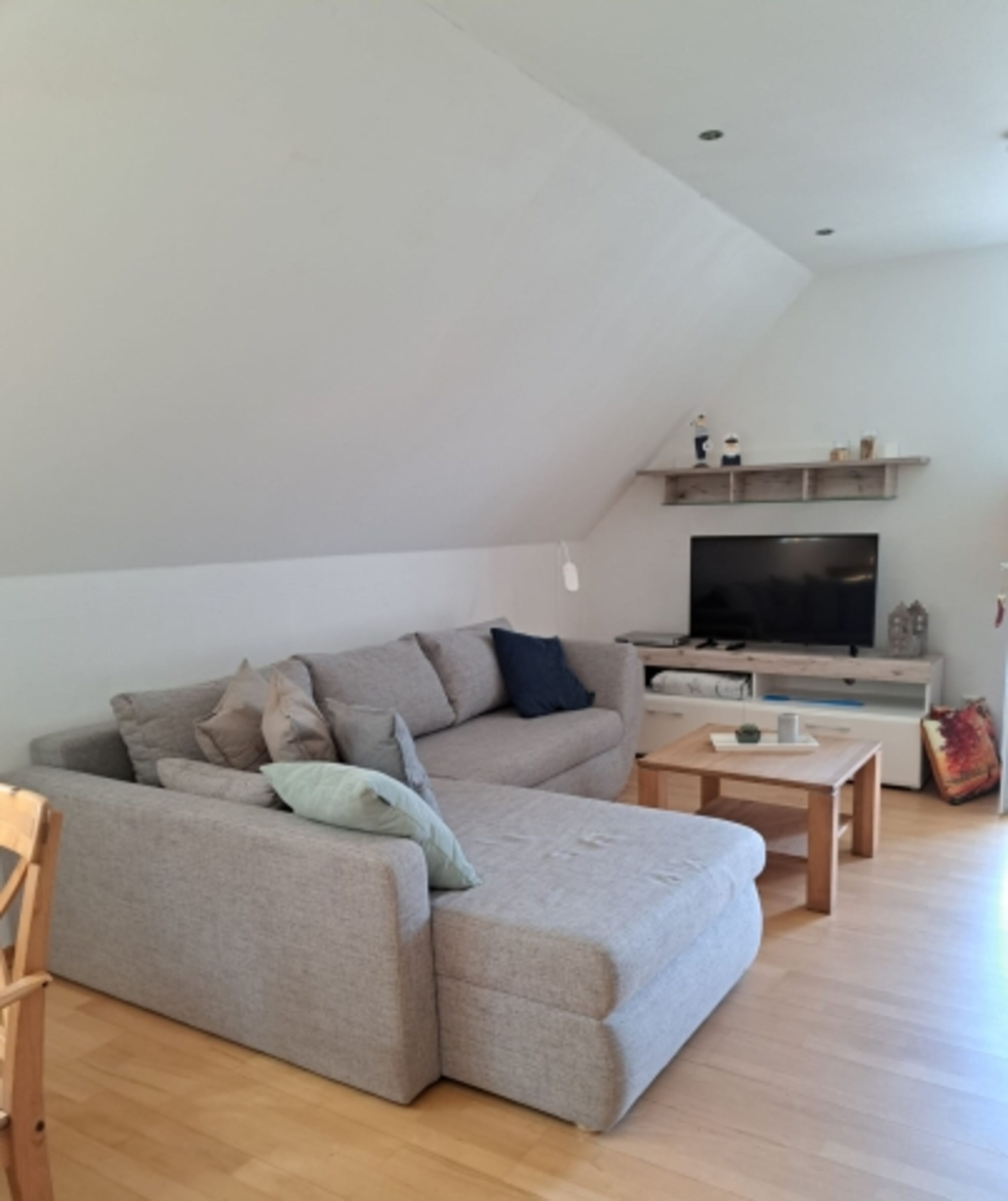Wohnbereich mit gemütlichem Sofa mit Schlaffunktion