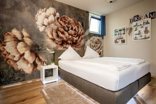 Ein tolles Schlafzimmer mit bequemem Bett