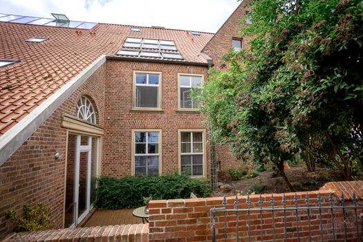 Blick auf die Dachflächenfenster unserer Wohnung am Hafen