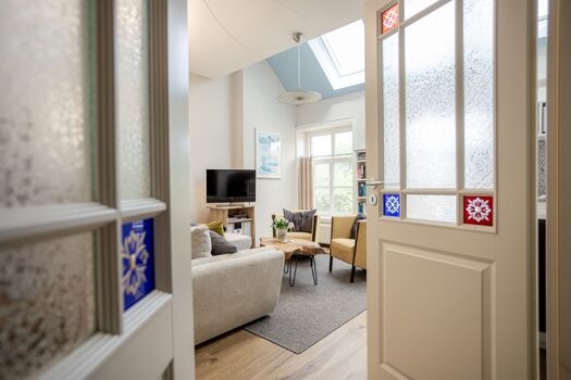 Ein Blick aus dem Schlafzimmer ins Wohnzimmer