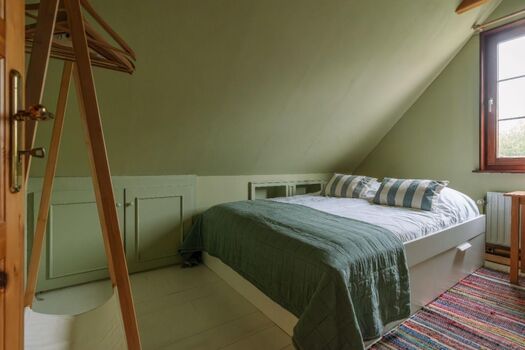 Schlafzimmer 2 mit Doppelbett (160x200) und Kleiderschrank