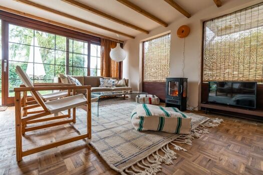 Gemütliche Sitzecke mit Couch und Elektrokamin