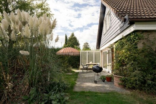 Die Terrasse mit Gartenmöbel und Grill