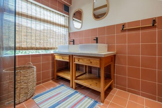 Das moderne Badezimmer mit Waschbecken und Regendusche