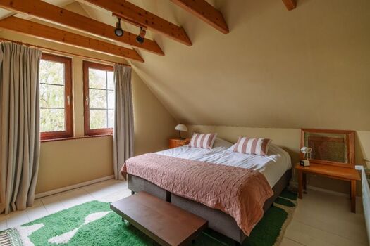 Schlafzimmer 1 mit Doppelbett (180x200) und Kleiderschrank