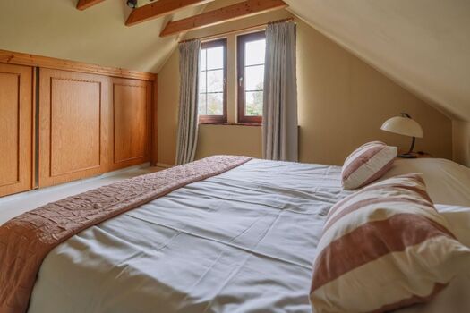 Schlafzimmer 1 mit Doppelbett (180x200) und Kleiderschrank