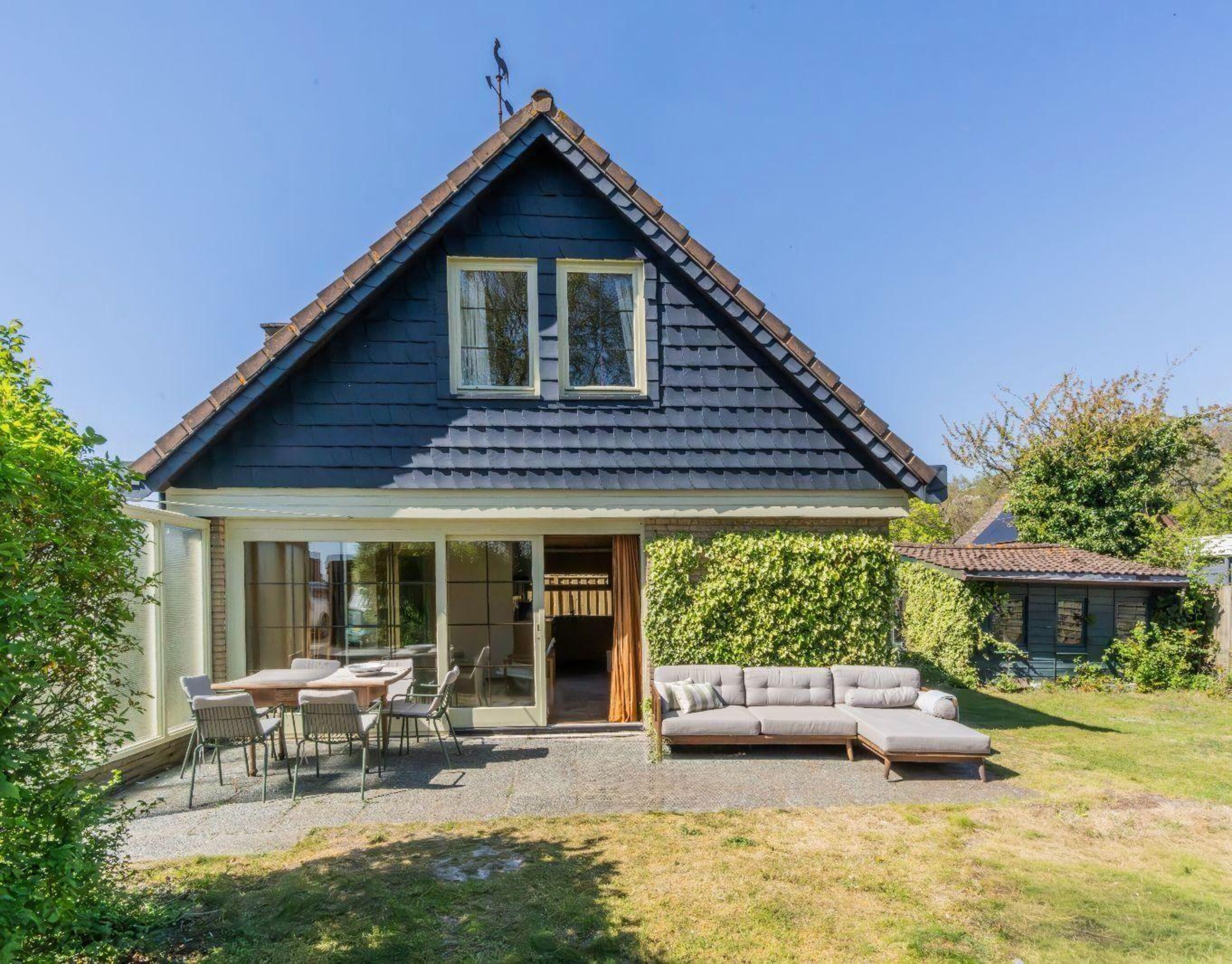 Die Terrasse mit Gartenmöbel und Lounge-Ecke