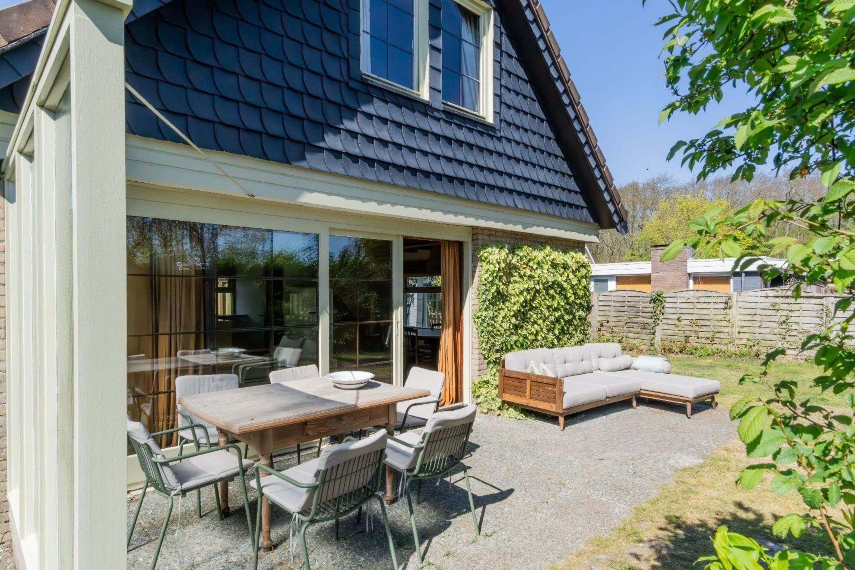 Die Terrasse mit Gartenmöbel und Lounge-Ecke