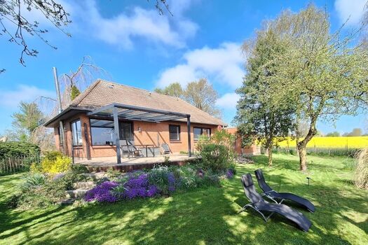 Terrasse mit neuer Echtglasüberdachung (2025) für wetterunabhängige Entspannung im Freien