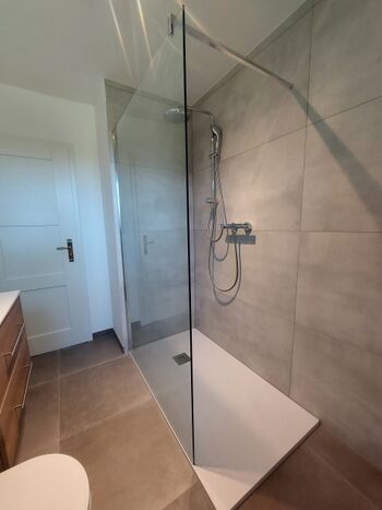 offene und ebenerdige Dusche