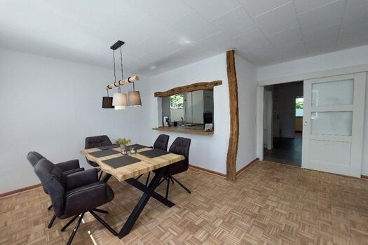 Essbereich mit Durchreiche zur Küche