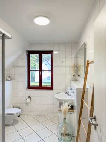 Bad mit Dusche im OG