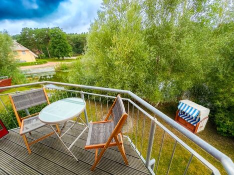 Blick vom Balkon über den Teich zum Volleyballfeld