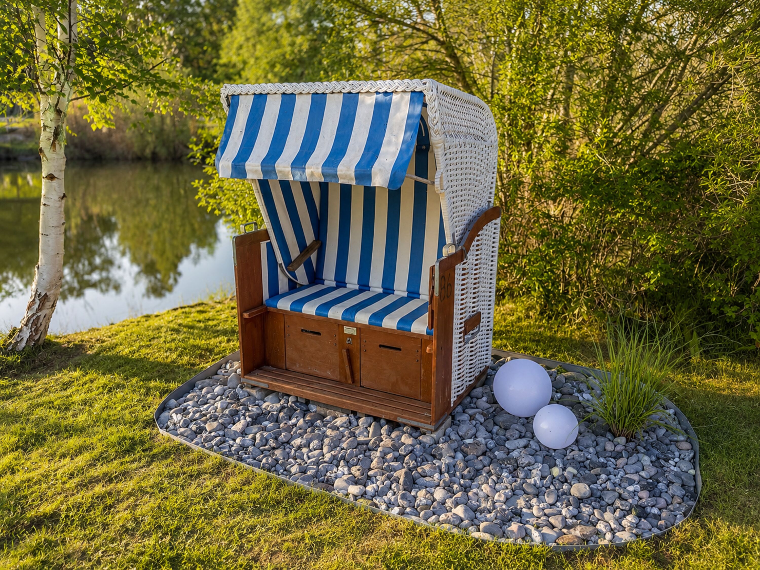 Entspannen Sie im Strandkorb mit Blick auf den Teich – der perfekte Platz zum Abschalten und Durchatmen.
