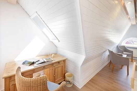 Schlafzimmer eins mit Schreibtisch