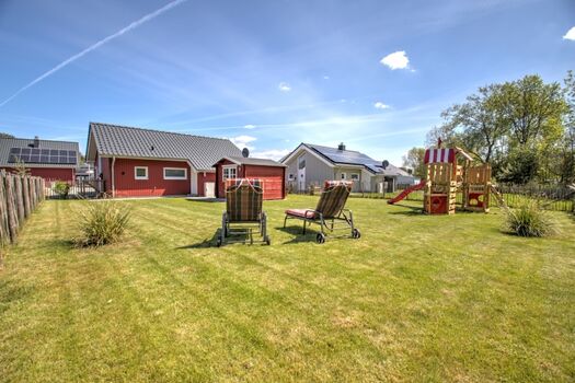 Ostsee Ferienhaus Marielund mit Garten und Spielturm im Feri ...
