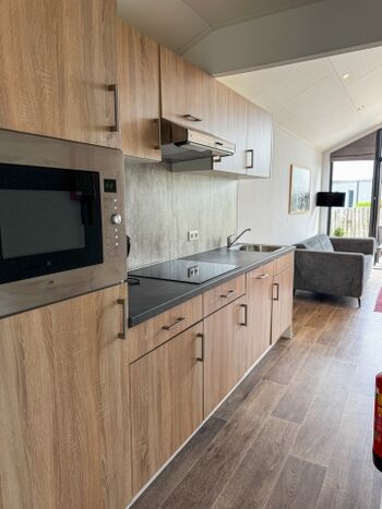 Küche mit Induktionsherd und Backofen