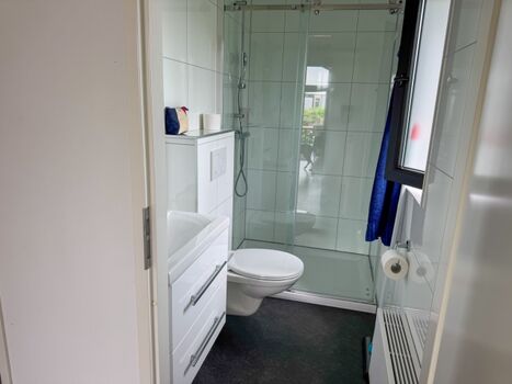 Badezimmer mit Regendusche