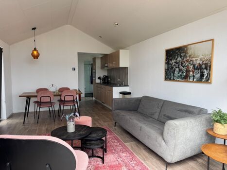 Wohnraum und offene Küche