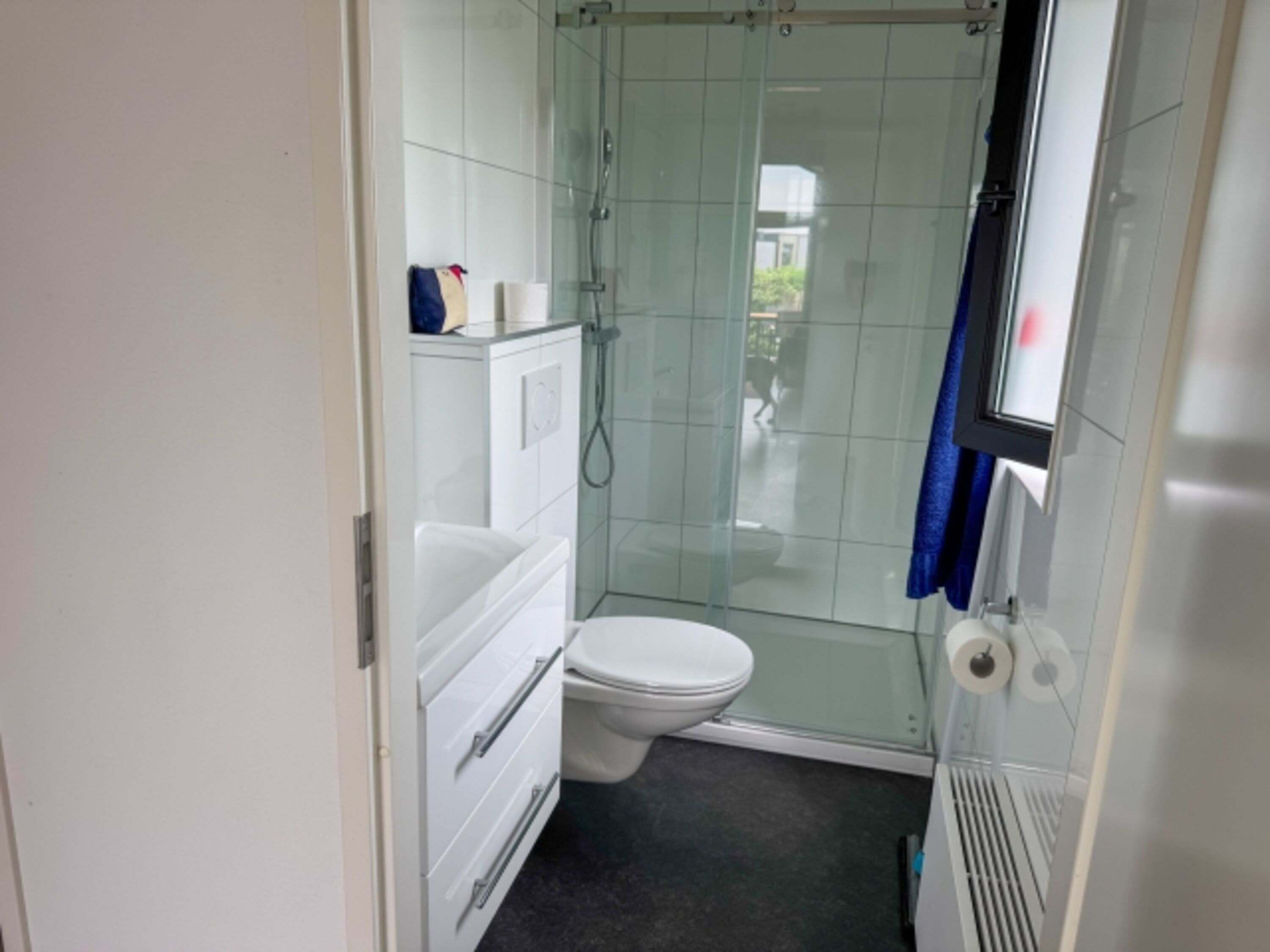 Badezimmer mit Regendusche