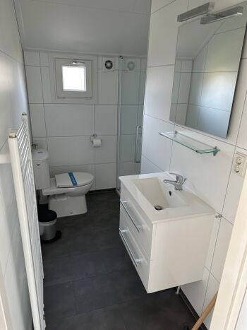 Badezimmer mit Regendusche