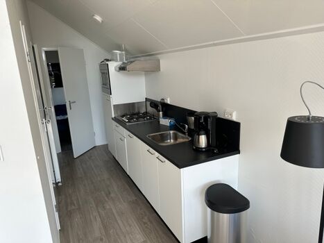 Küche mit Gasherd und Kaffeemaschine