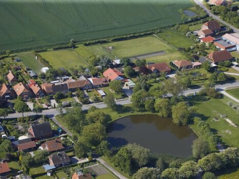 Gegenüber vom Dorfteich