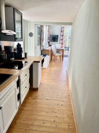 Die Küche hinter dem kleinen Flur, ein Durchgangsraum zum Wohnzimmer