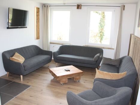 Wohnzimmer. Fernseher ist jetzt 55 Zoll