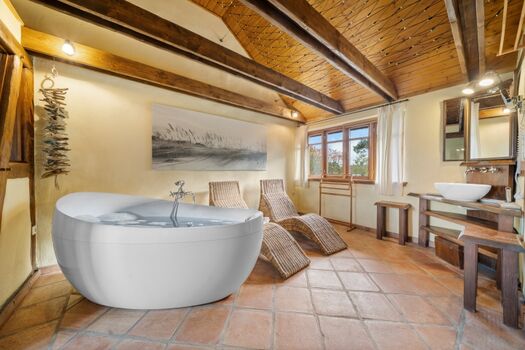 Wellnessbad mit Badewanne, Dusche, abtrennbarem WC-Bereich und Tepidarium